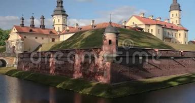 已定。 Nesvizh，明斯克地区，白俄罗斯。 尼斯维兹城堡或尼斯维兹城堡和护城河在阳光明媚的夏日。 住宅城堡